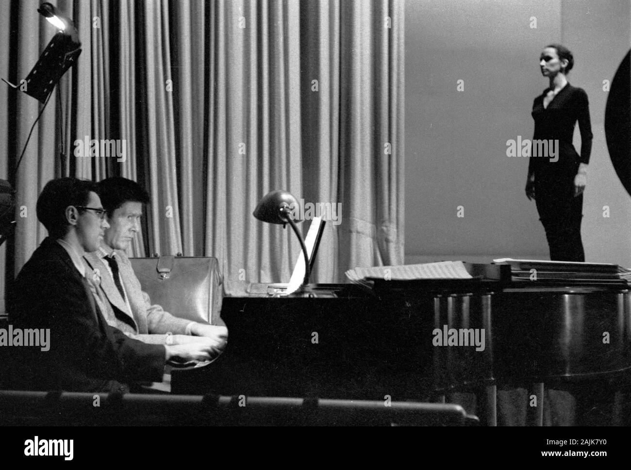 John Cage et David Tudor en performance à New York City, 1957, probablement l'exécution de la musique d'hiver. La date exacte et le lieu ne sont pas connus. Banque D'Images