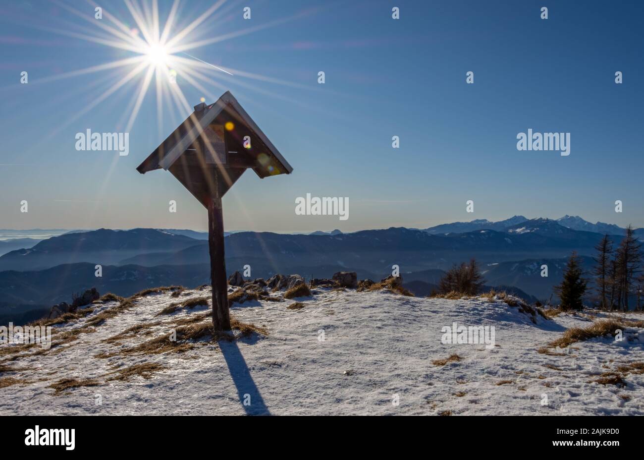 Uršlja gora, Slovénie - Janvier 2, 2020 ; Jelenov croix sur st. Ursula ou également connu sous le nom de mont Plešivec. Banque D'Images