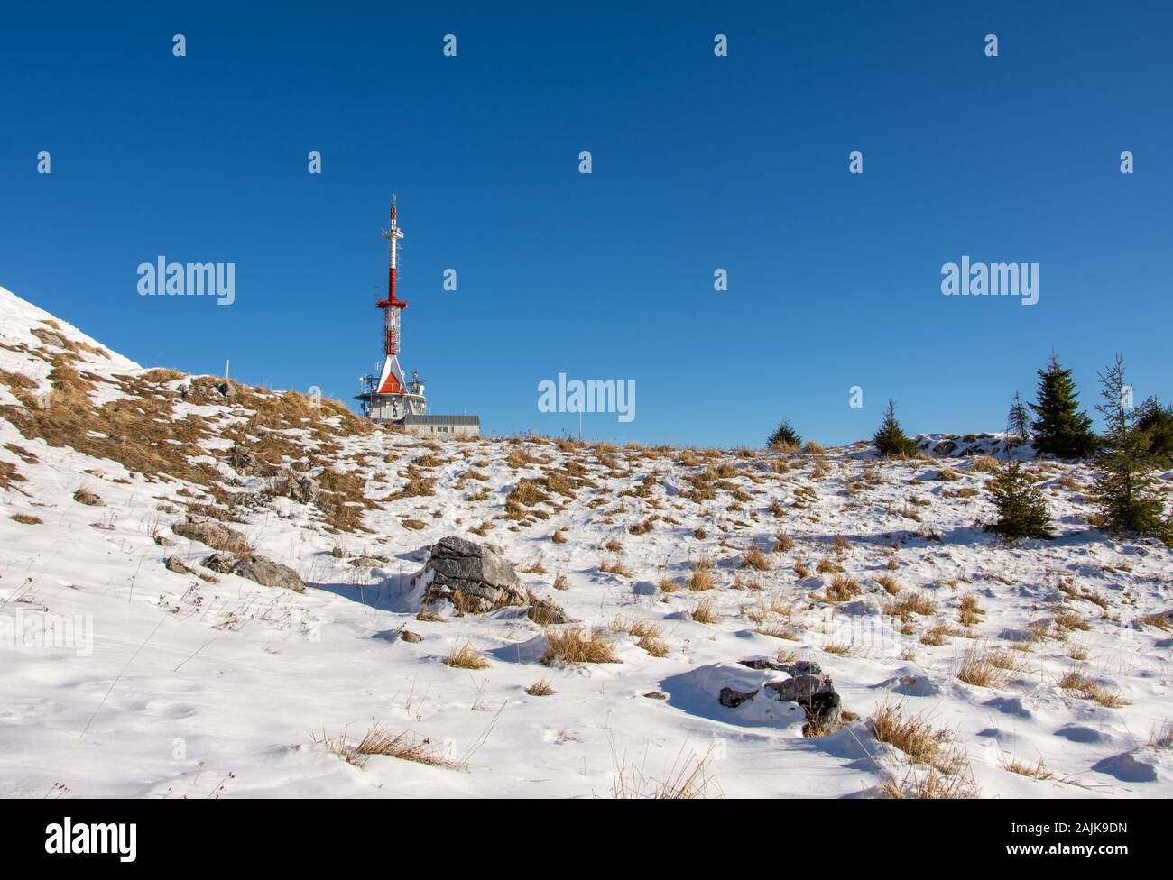 Uršlja gora, Slovénie - Janvier 2, 2020 ; Plešivec mast tower. Mont St Ursula avec tour du mât sur la journée ensoleillée d'hiver. Banque D'Images