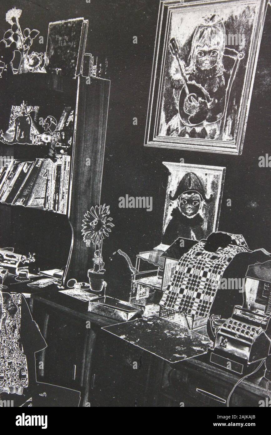 Belle photographie extrême noir et blanc des années 70 d'une fille de dix ans assise dans sa chambre Banque D'Images