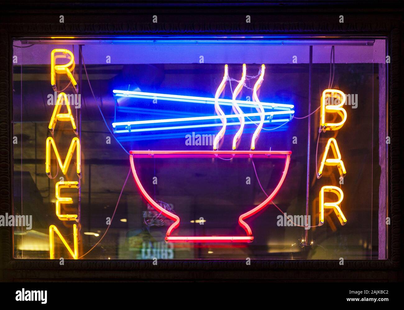 Ramen bar neon sign en extérieur et le soir rougeoyant, real photo horizontale Banque D'Images