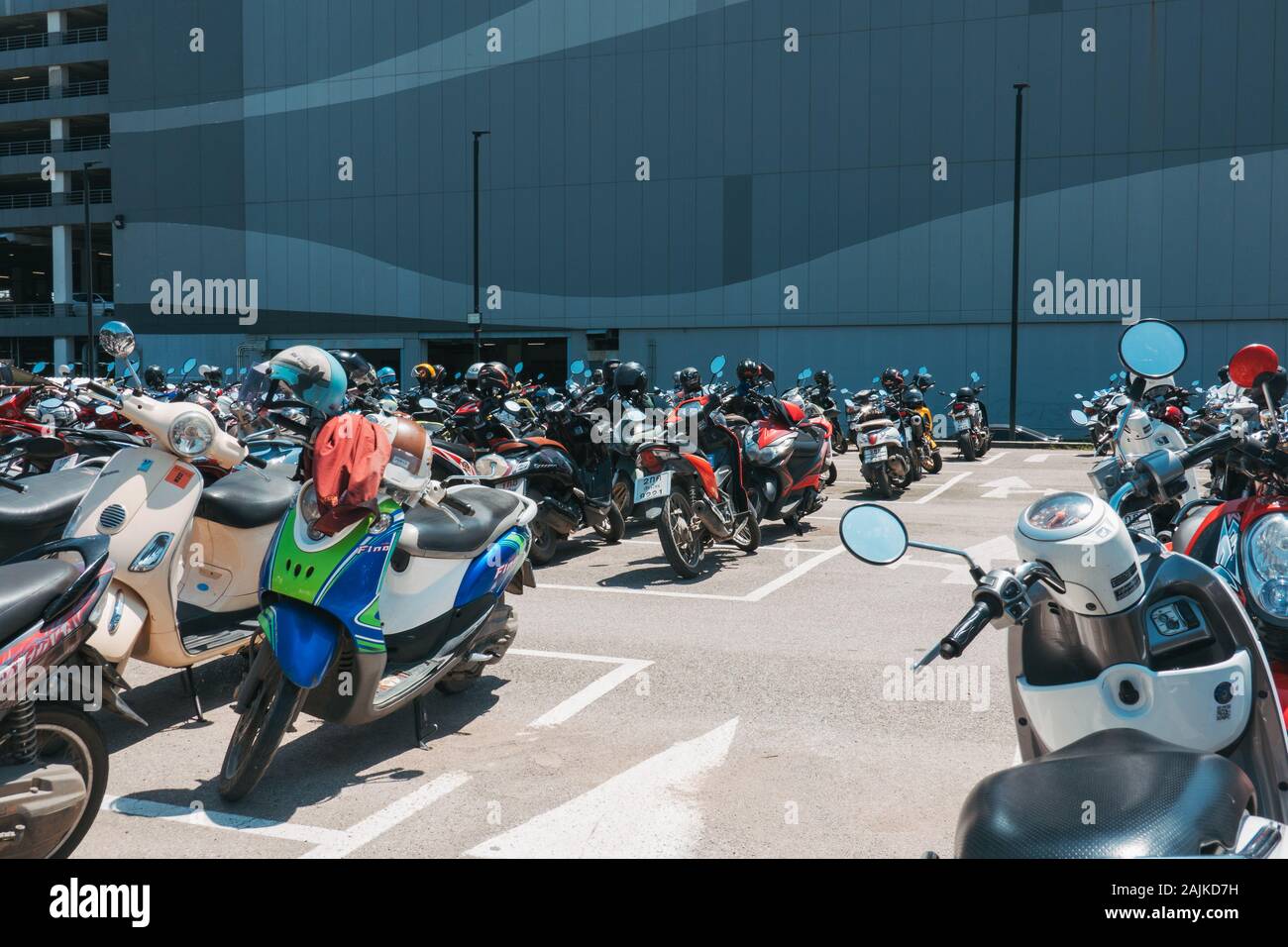 Des centaines de motos et scooters moto garée dans le parking à CentralFestival Shopping Mall, Chiang Mai, Thaïlande Banque D'Images