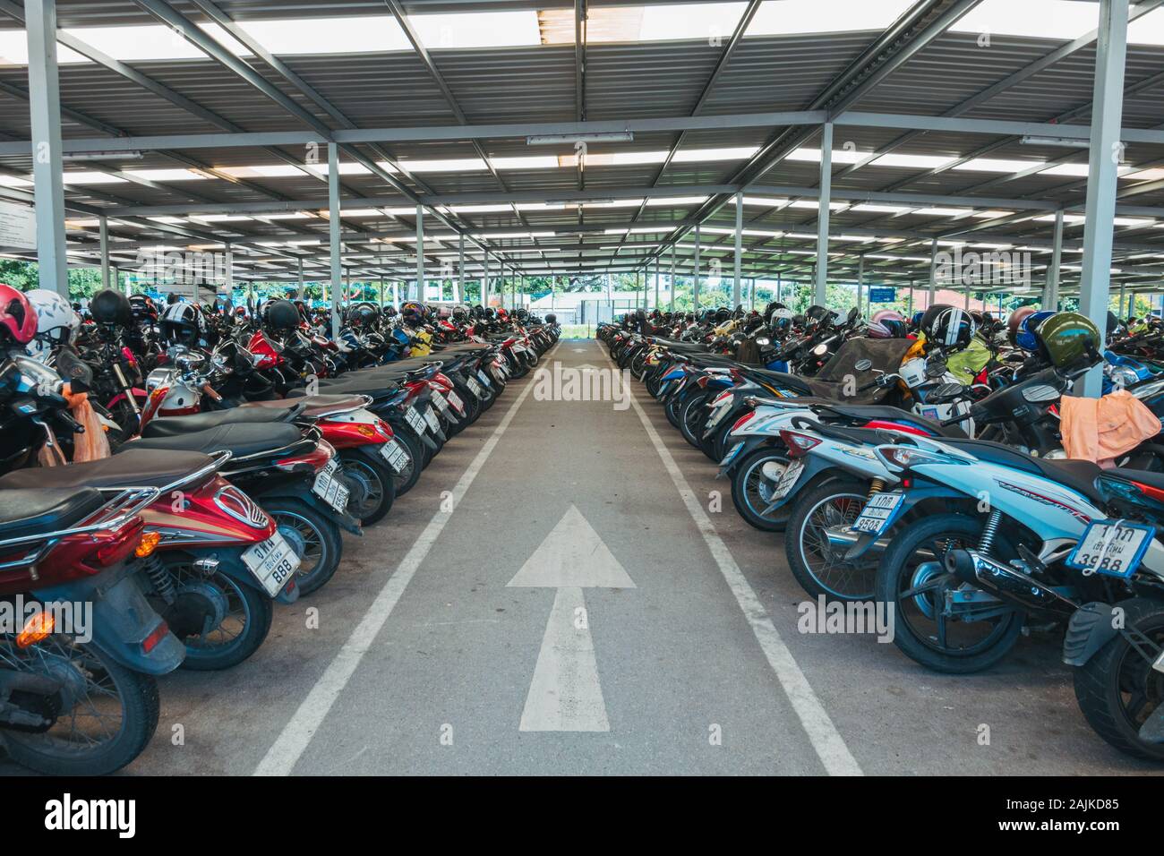 Des centaines de motos et scooters moto garée dans le parking à CentralFestival Shopping Mall, Chiang Mai, Thaïlande Banque D'Images