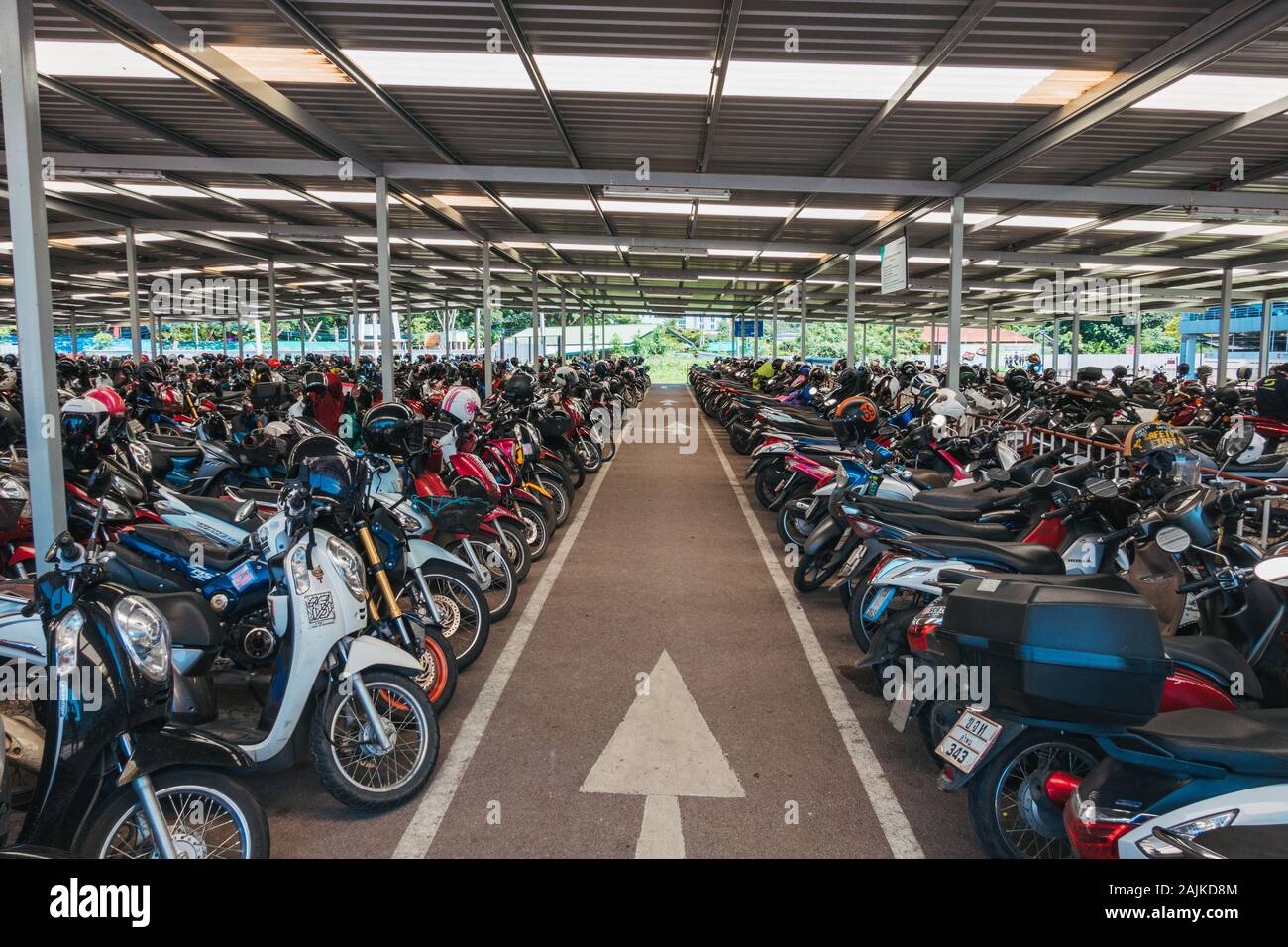 Des centaines de motos et scooters moto garée dans le parking à CentralFestival Shopping Mall, Chiang Mai, Thaïlande Banque D'Images