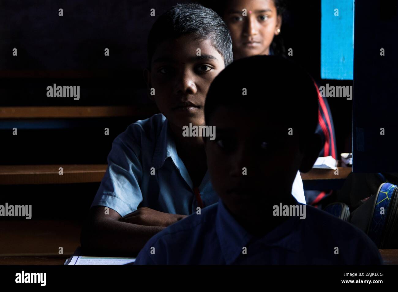 Enfants tribaux à l'intérieur de l'école du village Banque D'Images