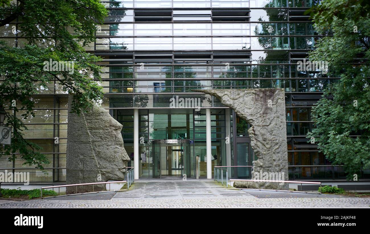 La façade du site de recherche Max Planck situé dans le centre-ville de Berlin, en Allemagne Banque D'Images