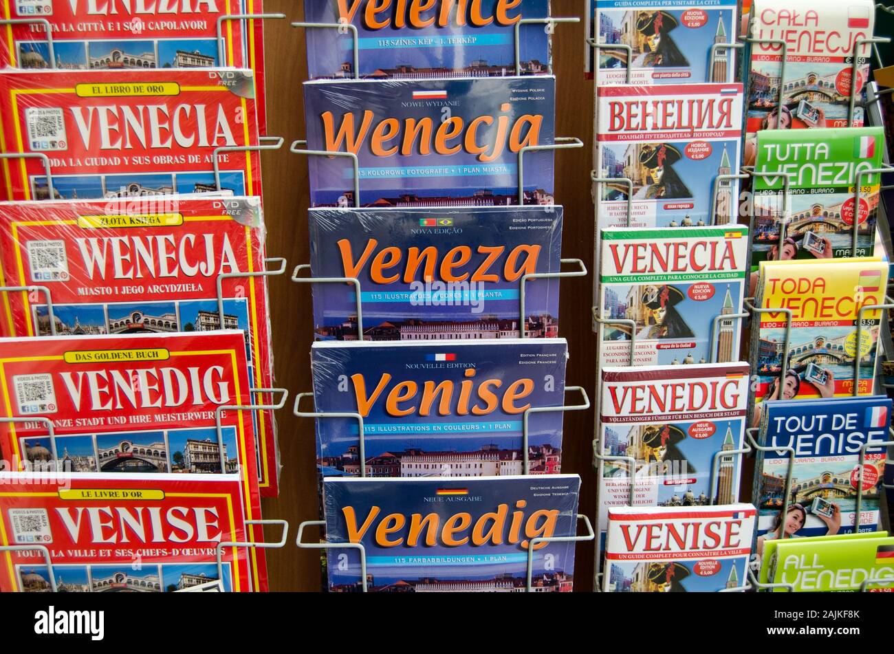 Venise, Italie - 18 MAI 2019 : Affichage des guides à Venise dans une variété de langues. Banque D'Images