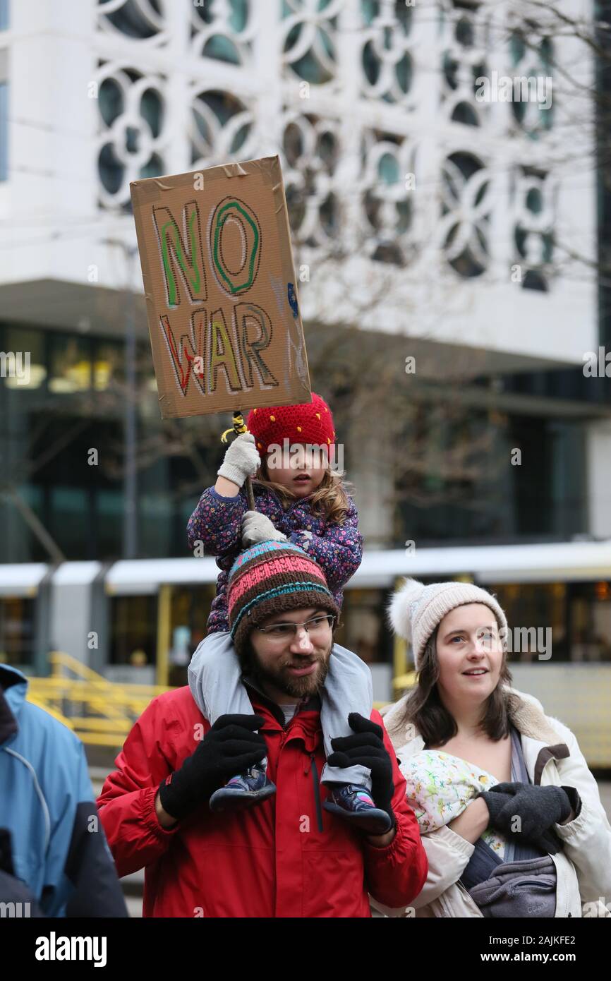 Manchester, UK. 4 janvier 2020,. Les militants pour la paix et la Coalition contre la guerre tenir un rassemblement appelant le gouvernement britannique à exhorter les États-Unis et l'Iran à s'abstenir de l'escalade de la situation au Moyen-Orient après les États-Unis ont tué un haut commandant, le général iranien Qassem dans Soleimaniwar un bourdon grève. St Peters Square, Manchester, Lancashire, Royaume-Uni. Crédit : Barbara Cook/Alamy Live News Banque D'Images