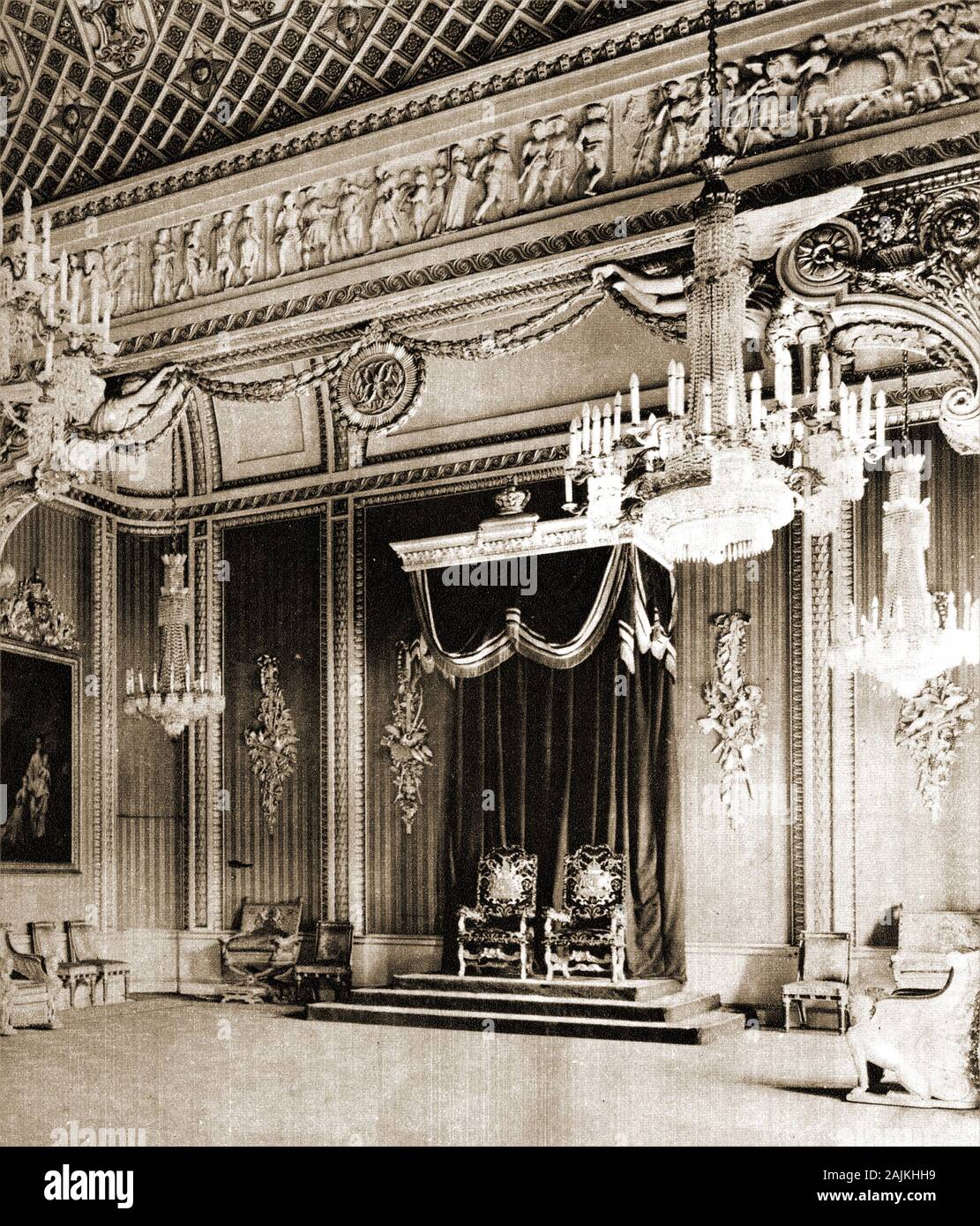 1920. La salle du trône royal à Buckingham Palace, London, UK, après avoir été rendus prêts pour débutantes (les jeunes femmes de la classe supérieure) d'être présenté au Roi et Reine. La dernière des débutantes ont été présentés de cette manière en 1958, après que la reine Elizabeth II abolit la cérémonie. Queen Charlotte's Ball, un renouveau contemporain de la tradition est encore organisée annuellement par le duc de Somerset. Banque D'Images