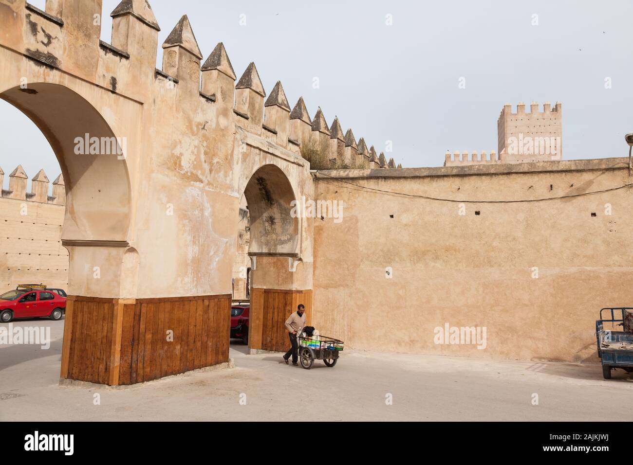 Un homme avec le chariot dans le paysage de rue dans la région de Bab Mechouar à Fes (fez), Maroc Banque D'Images