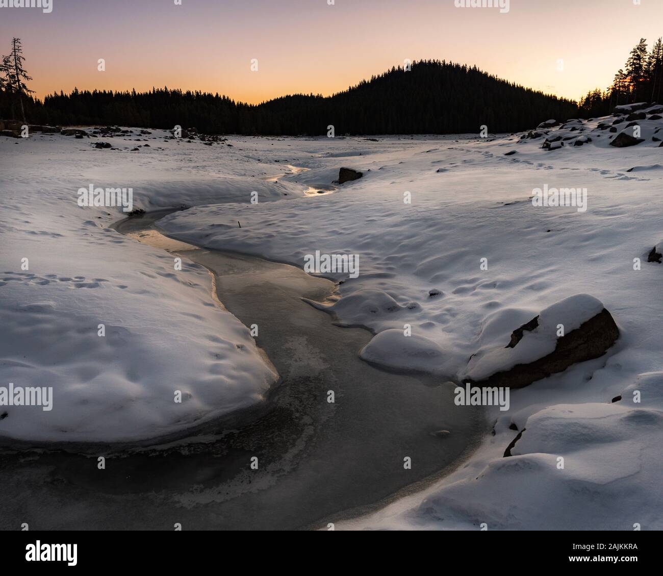 Lever de soleil dans la montagne hivernale. Bas de la lac vide Shiroka poliana dans Rhodopes, Bulgarie Banque D'Images