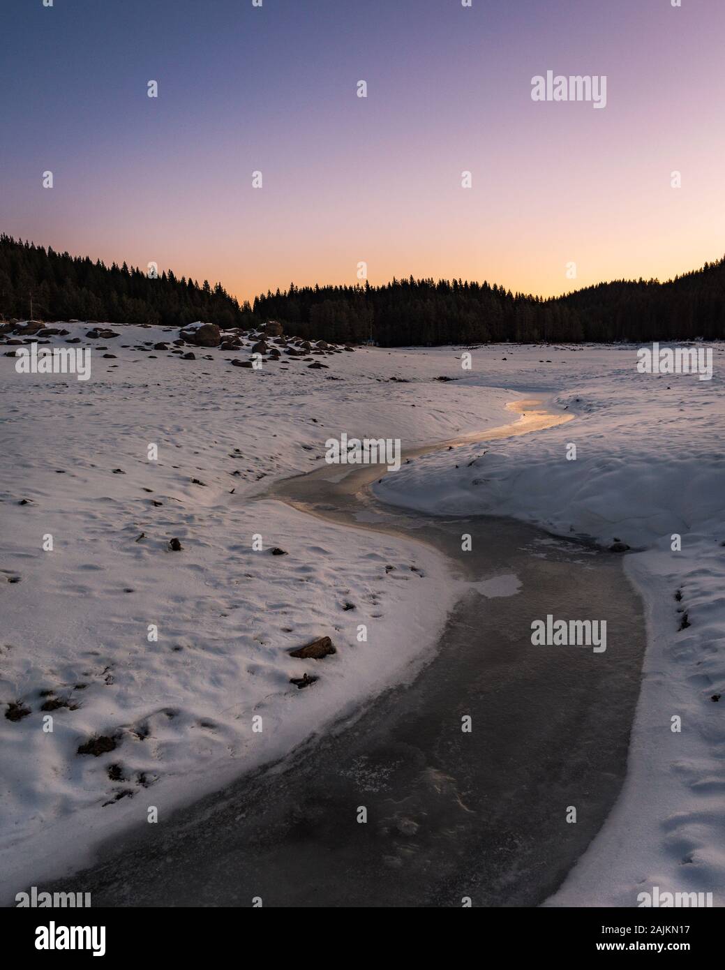 Lever de soleil dans la montagne hivernale. Bas de la lac vide Shiroka poliana dans Rhodopes, Bulgarie Banque D'Images