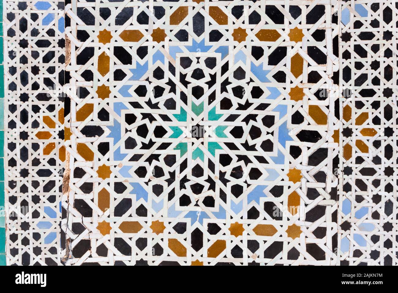 Détails de zellige (mosaïque titillework) de la cour de Bou Inania Madrasa à Fes (Fez), Maroc Banque D'Images