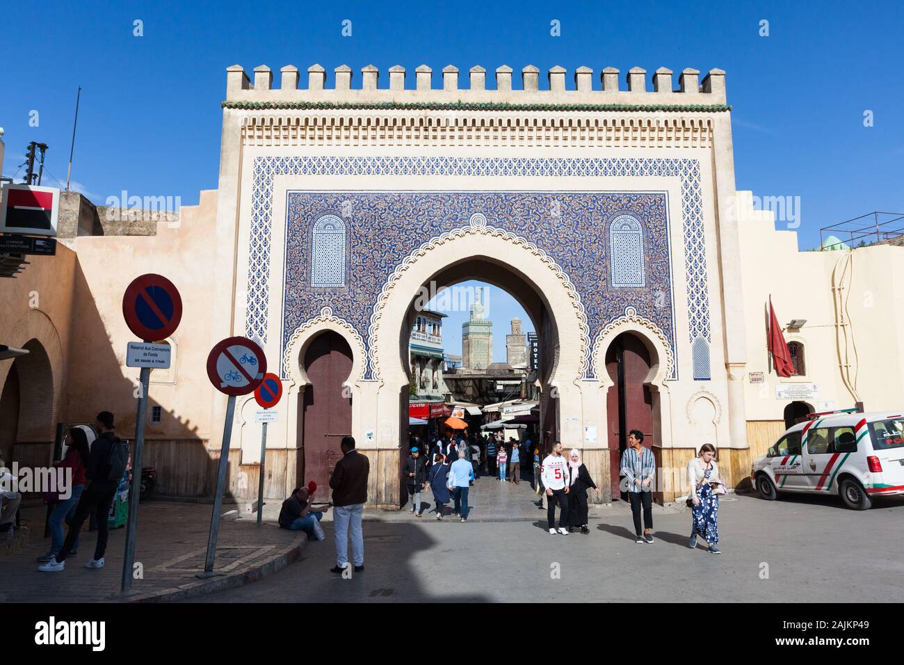 Paysage urbain dans la région de Bab Bou Jeloud (également connu sous le nom de Bab Abi al-Jounoud) – la magnifique porte de la ville de Fes (Fez), au Maroc Banque D'Images