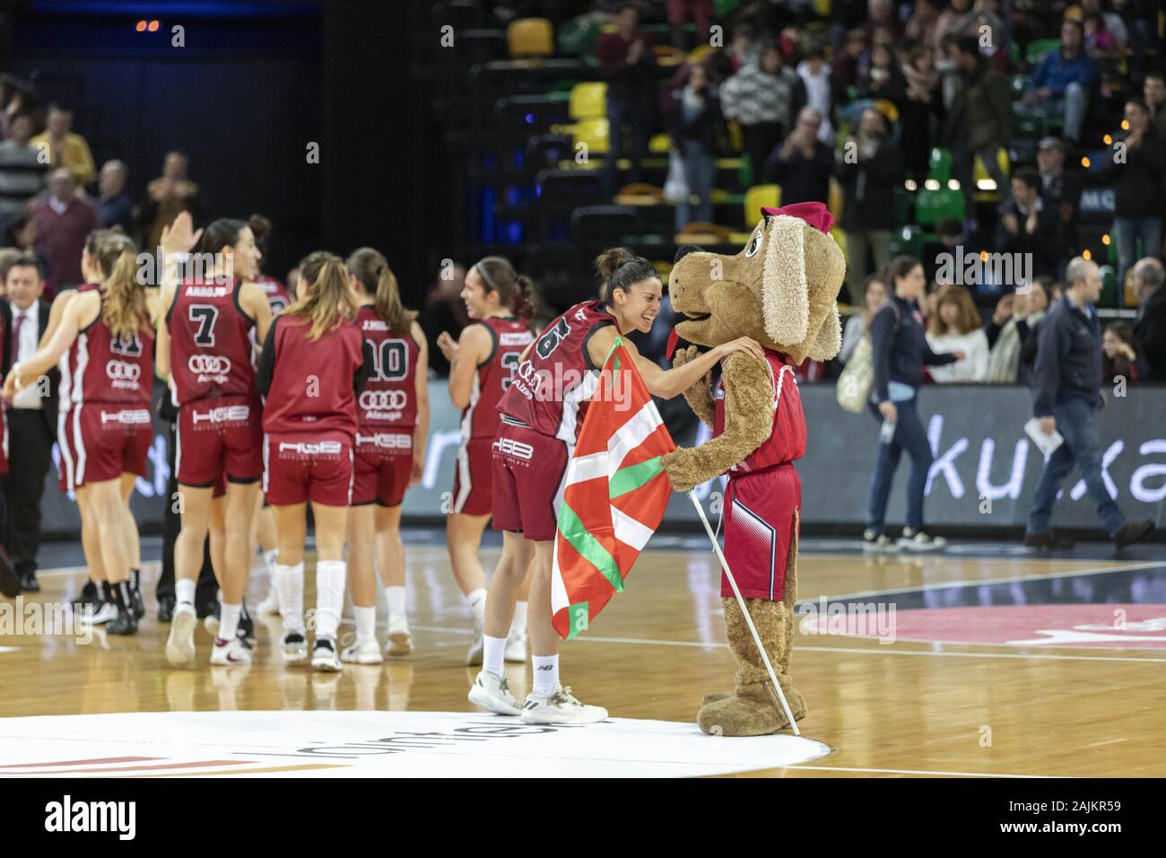 Bilbao, Pays Basque, Espagne. 4 janvier, 2020. NAIARA DIEZ salutation à la mascot pendant le jeu entre Lointek Mann-Filter et Gernika à Casablanca Bilbao Miribilla Arena à Bilbao. Samedi, 4 janvier, 2020. Credit : Edu del Fresno/ZUMA/Alamy Fil Live News Banque D'Images