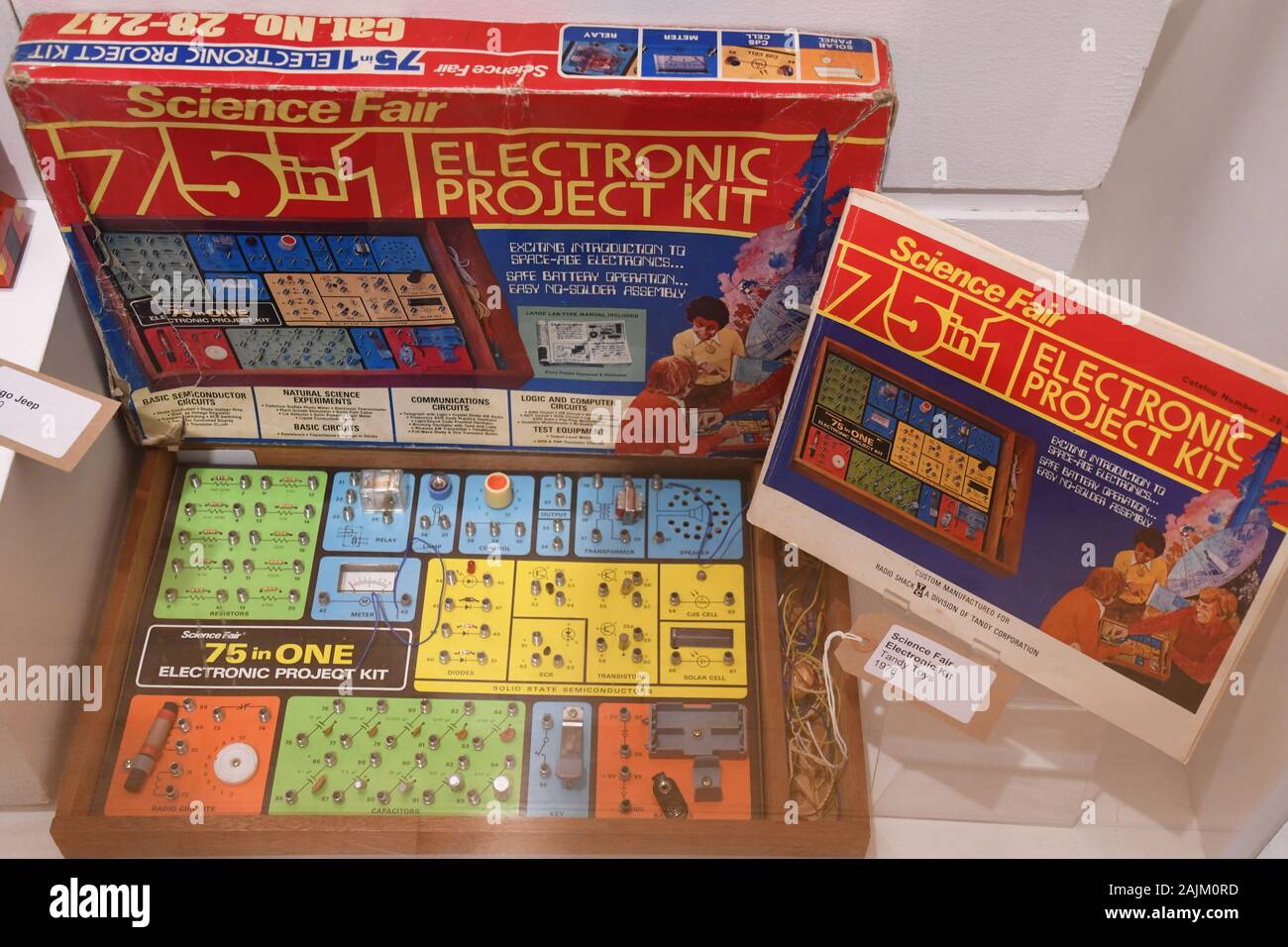 Salon scientifique, kit de projet électronique 75 en 1, à l'exposition jouet du musée du comté de Bucks, Aylesbury, Buckinghamshire, Royaume-Uni Banque D'Images