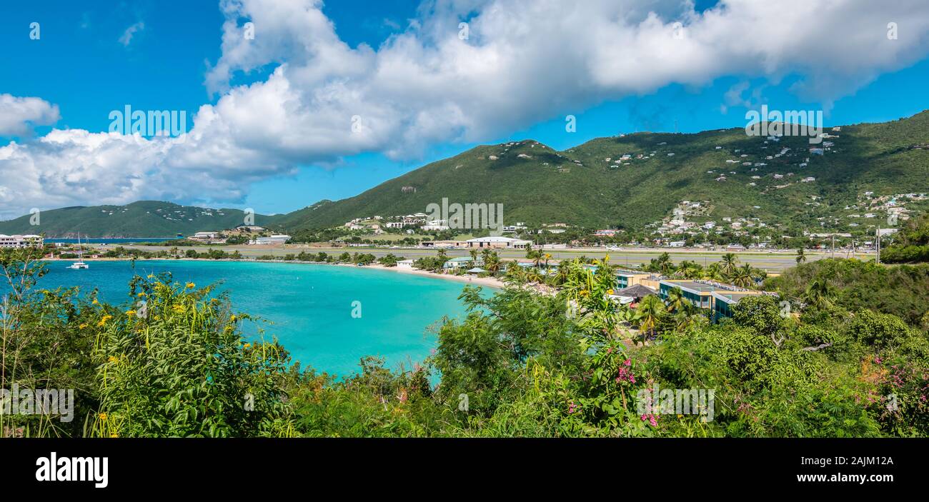 Paysage panoramique vue sur Emerald Beach et l'aéroport de Charlotte Amalie, St Thomas, l'ouest des Caraïbes. Banque D'Images