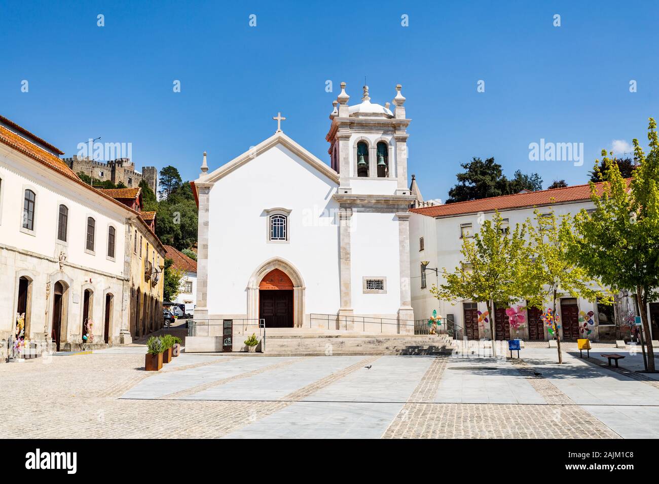 Façade de l'ancienne église paroissiale de Saint Martin, reconstruite au 16e siècle dans la ville de Pombal, Coimbra, Portugal Banque D'Images