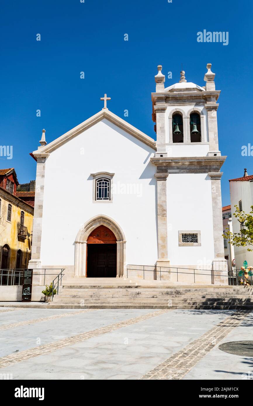 Façade de l'ancienne église paroissiale de Saint Martin, reconstruite au 16e siècle dans la ville de Pombal, Coimbra, Portugal Banque D'Images