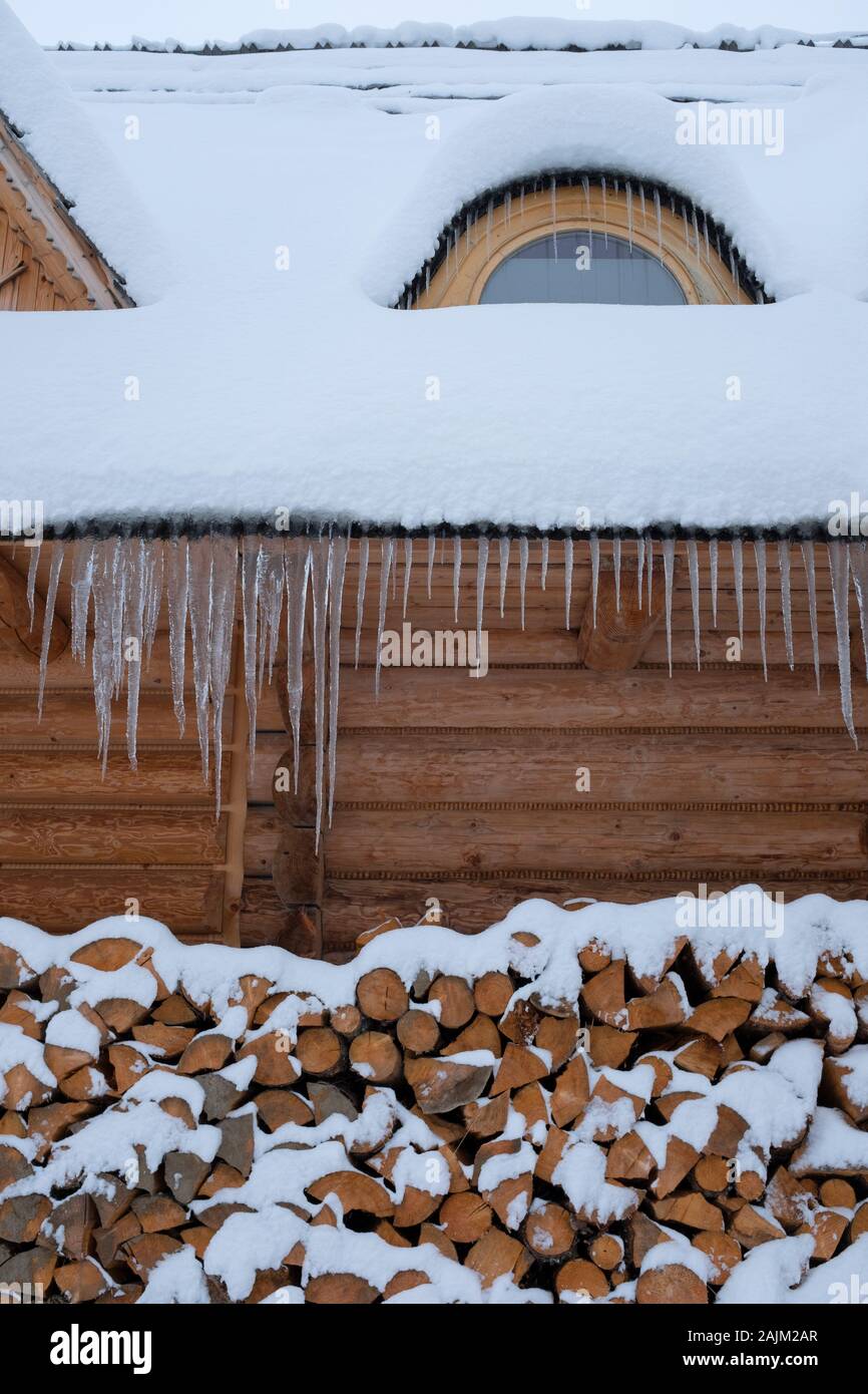 La neige a couvert maison traditionnelle polonaise, Zakopane, Pologne Banque D'Images