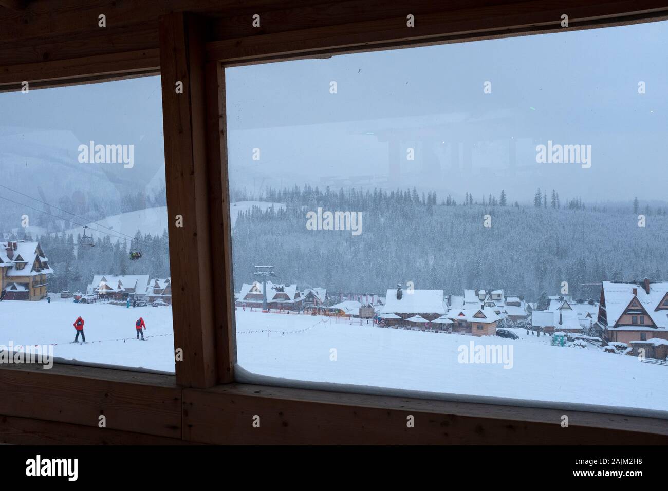 Vue à travers la fenêtre sur une piste de ski, Zakopane, Pologne Banque D'Images