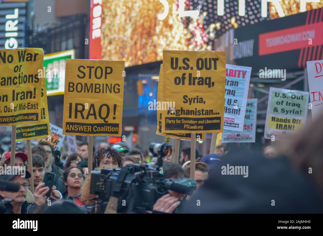 New York, NY - 04 janvier, 2020 : Des centaines de personnes se sont réunis à Times Square à New York pour protester contre la guerre contre l'Iran et l'Iraq le 4 janvier 2020. Banque D'Images