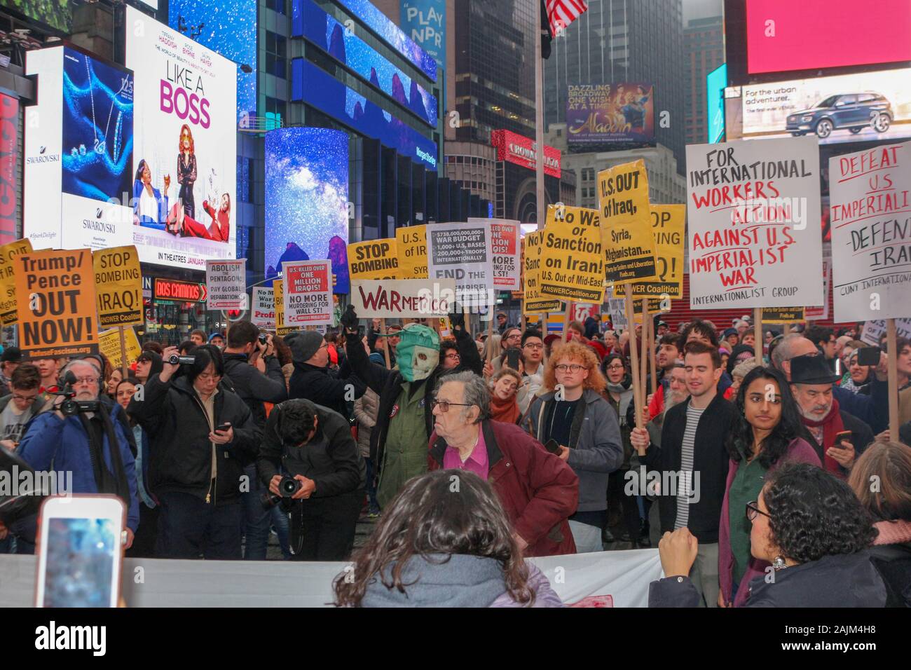 New York, NY - 04 janvier, 2020 : Des centaines de personnes se sont réunis à Times Square à New York pour protester contre la guerre contre l'Iran et l'Iraq le 4 janvier 2020. Banque D'Images