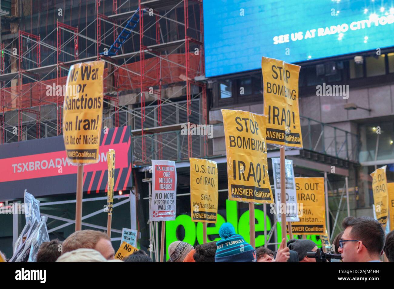 New York, NY - 04 janvier, 2020 : Des centaines de personnes se sont réunis à Times Square à New York pour protester contre la guerre contre l'Iran et l'Iraq le 4 janvier 2020. Banque D'Images