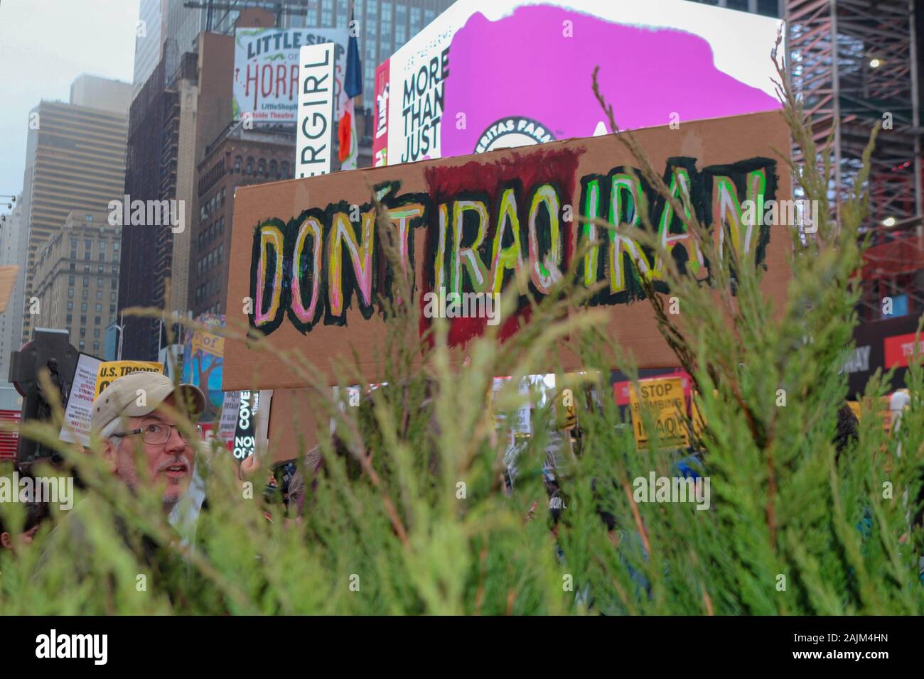 New York, NY - 04 janvier, 2020 : Des centaines de personnes se sont réunis à Times Square à New York pour protester contre la guerre contre l'Iran et l'Iraq le 4 janvier 2020. Banque D'Images