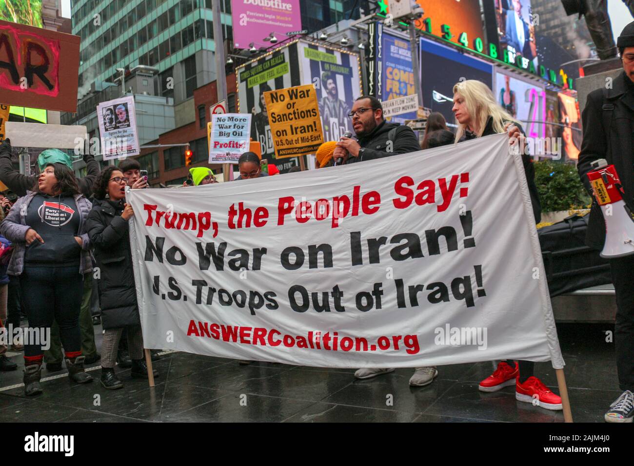 New York, NY - 04 janvier, 2020 : Des centaines de personnes se sont réunis à Times Square à New York pour protester contre la guerre contre l'Iran et l'Iraq le 4 janvier 2020. Banque D'Images