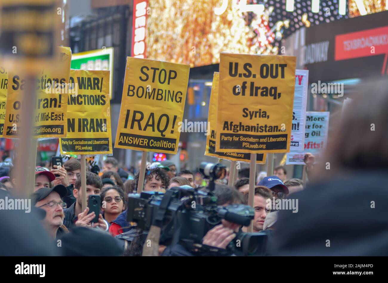 New York, NY - 04 janvier, 2020 : Des centaines de personnes se sont réunis à Times Square à New York pour protester contre la guerre contre l'Iran et l'Iraq le 4 janvier 2020. Banque D'Images