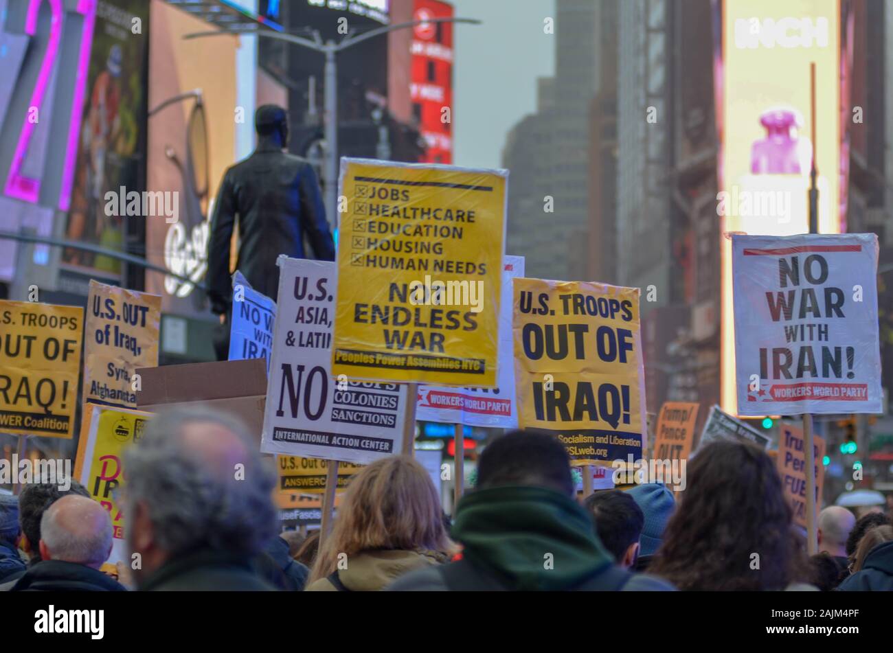 New York, NY - 04 janvier, 2020 : Des centaines de personnes se sont réunis à Times Square à New York pour protester contre la guerre contre l'Iran et l'Iraq le 4 janvier 2020. Banque D'Images