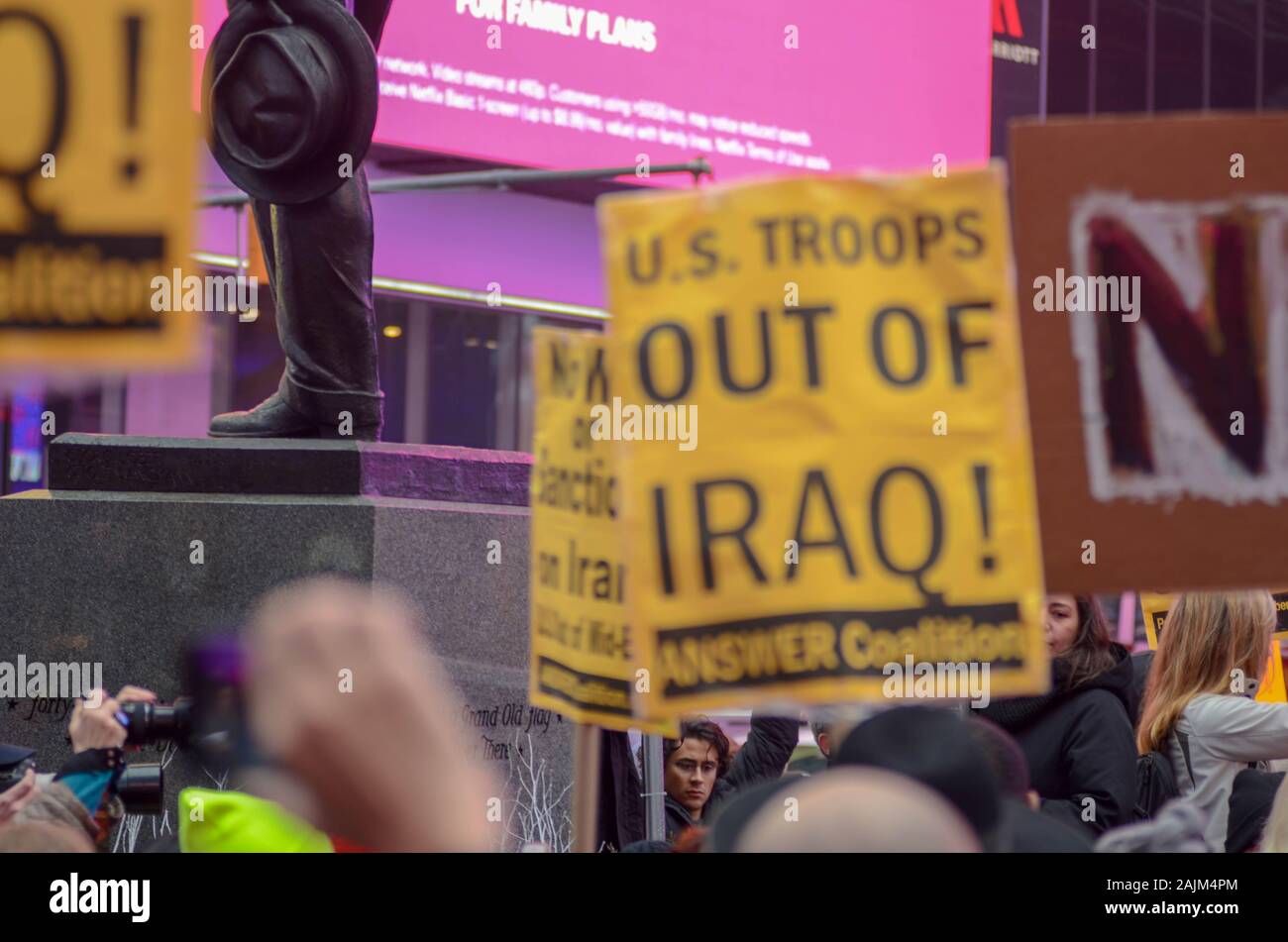 New York, NY - 04 janvier, 2020 : Des centaines de personnes se sont réunis à Times Square à New York pour protester contre la guerre contre l'Iran et l'Iraq le 4 janvier 2020. Banque D'Images