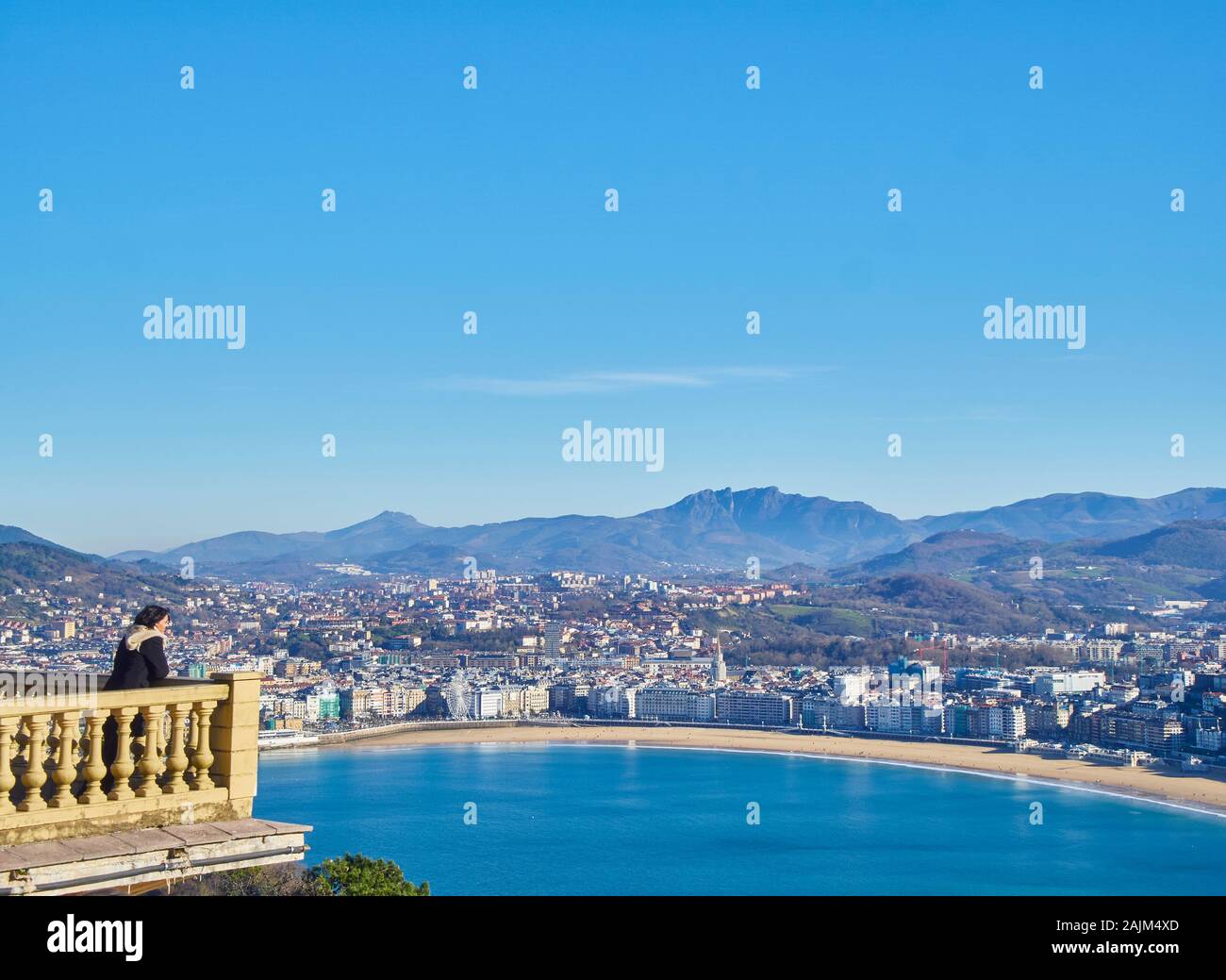 Tourist sur le balcon de la Monte Igueldo avec la baie de La Concha de San Sebastian dans l'arrière-plan. Pays Basque, Guipuzcoa. L'Espagne. Banque D'Images
