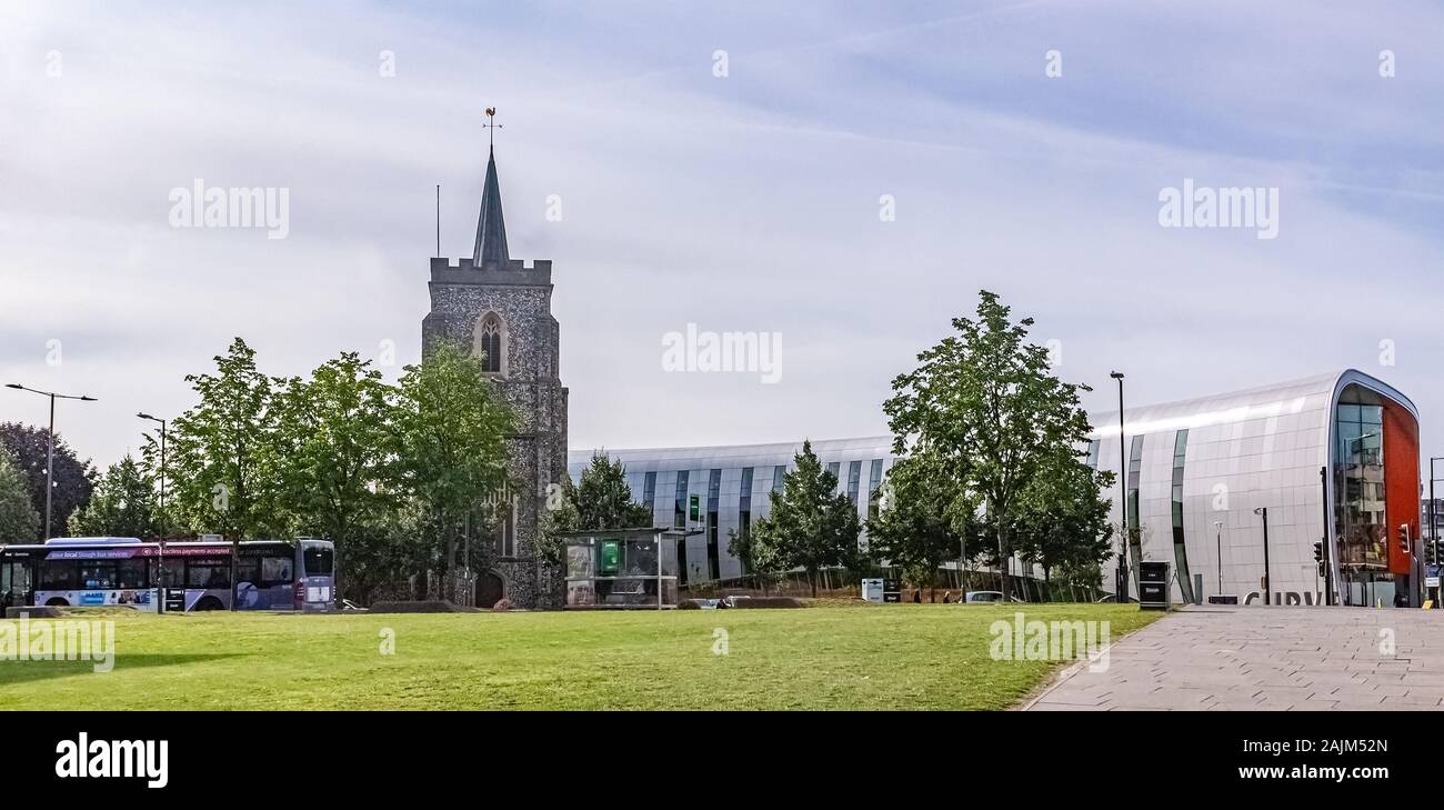 L'église catholique St Ethelbert et la courbe, le centre-ville de Slough Banque D'Images