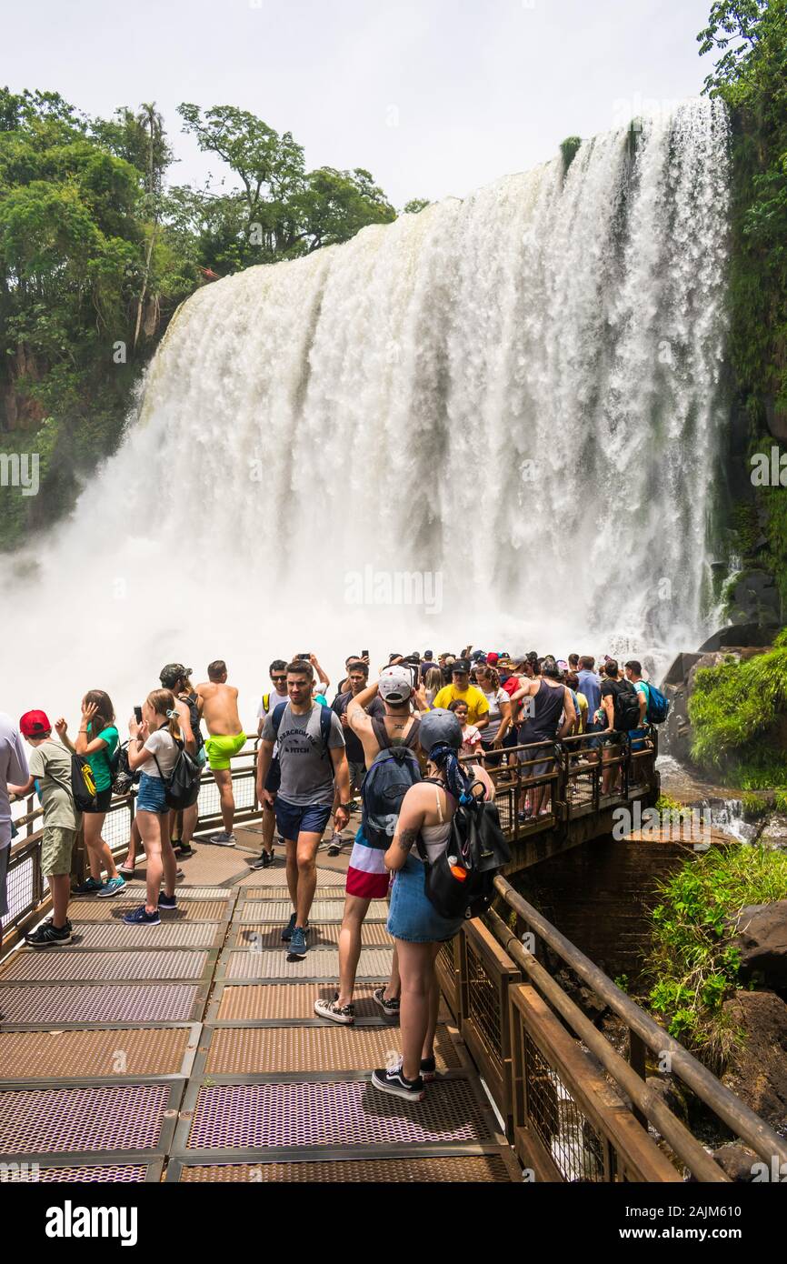 Puerto Iguazu, Argentine - Circa Novembre 2019 : les touristes par Salto Bossetti, l'une des chutes d'eau à Parc National d'Iguazu Banque D'Images