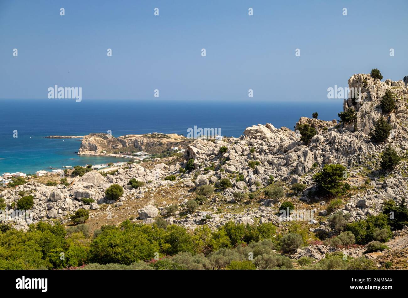 Vue panoramique à Stegna Beach sur l'île de Rhodes Geek avec des rochers en premier plan et la mer Méditerranée en arrière-plan sur une journée ensoleillée au printemps Banque D'Images