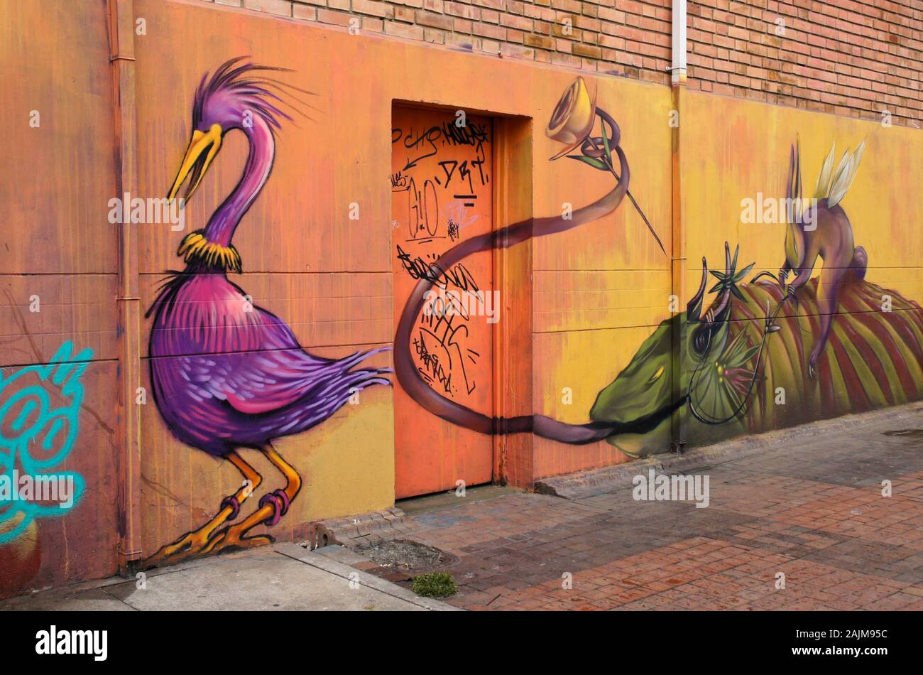 Murale colorée et fantaisiste peint par artiste de rue, Wosnan sur mur dans la Concordia, Bogota, Colombie ; projet mondes imaginaires Banque D'Images