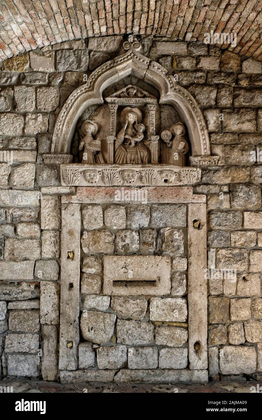 Sculpture murale de la porte principale dans la vieille ville de Kotor, au Monténégro Banque D'Images