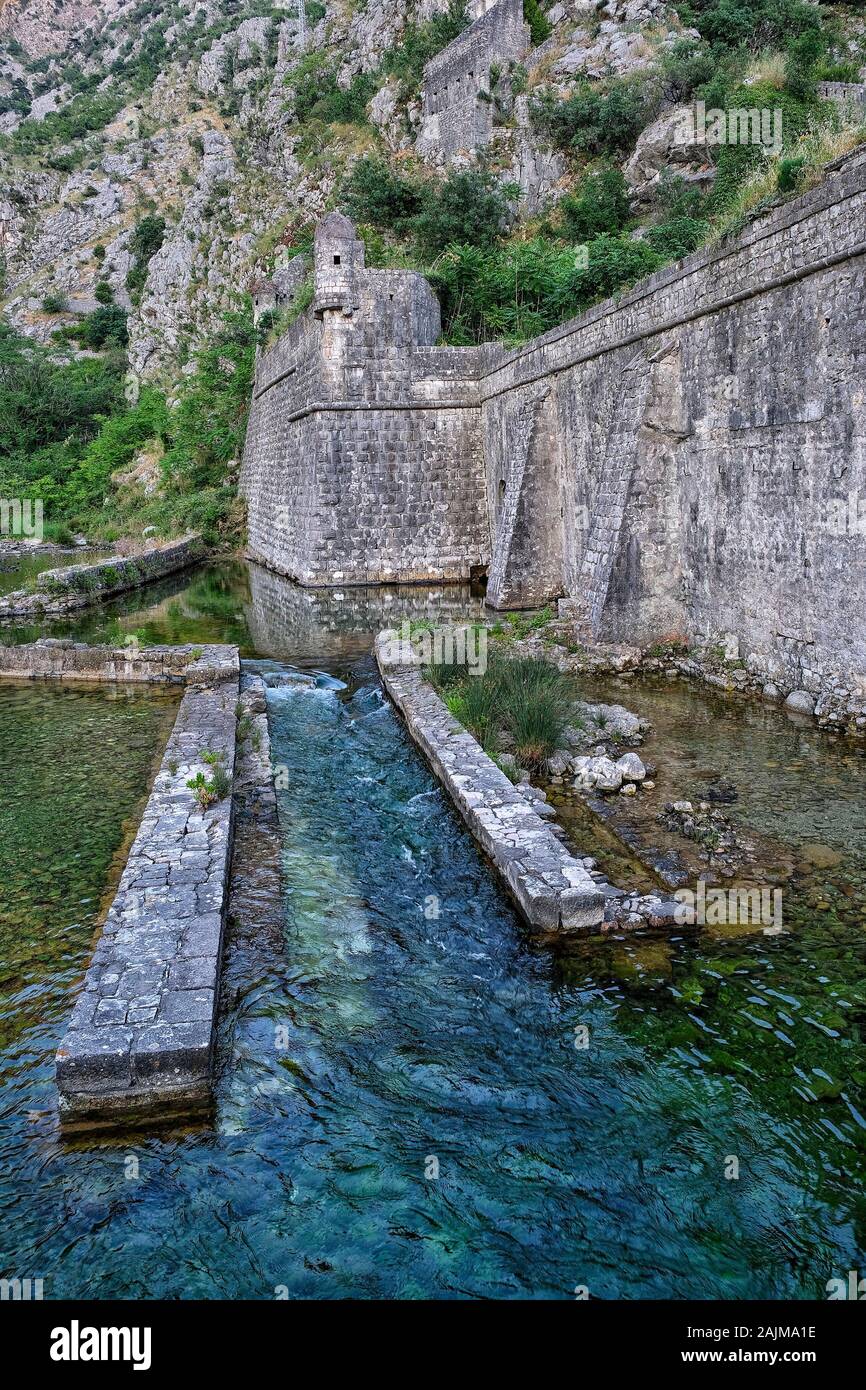 Murs du nord et Riva Bastion de la forteresse de Kotor à Kotor, au Monténégro. Banque D'Images