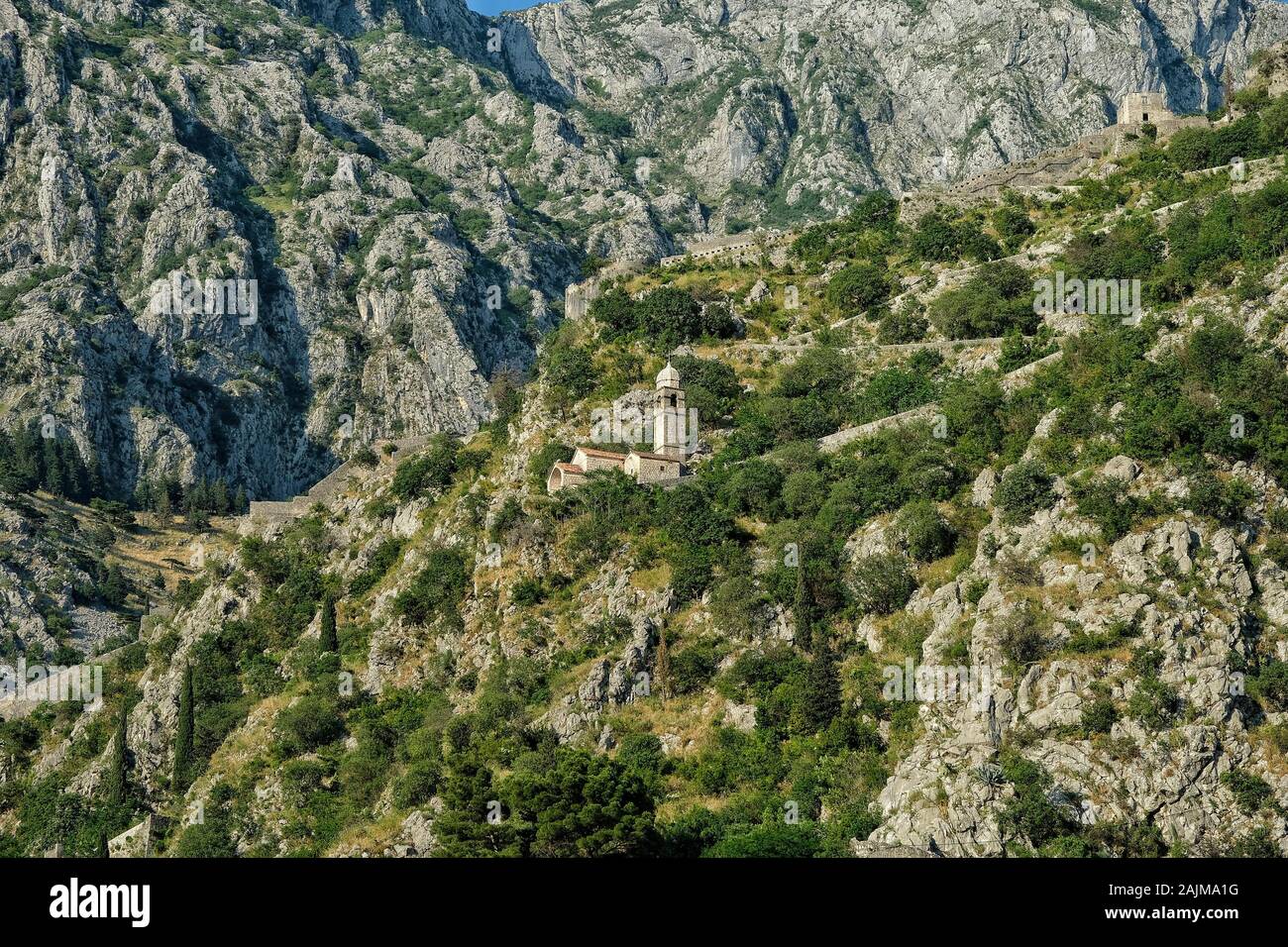 Église notre-Dame de Remedy et murs de la vieille ville autour du fort St John à Kotor, au Monténégro Banque D'Images