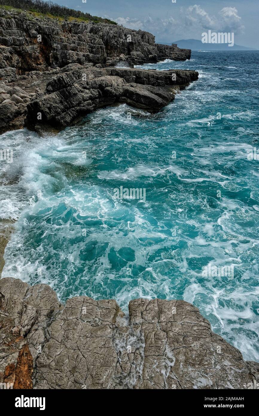 Mirista dans la baie de Kotor, chaîne de montagnes sur un fond. Assapuis de mer Adriatique, Monténégro Banque D'Images