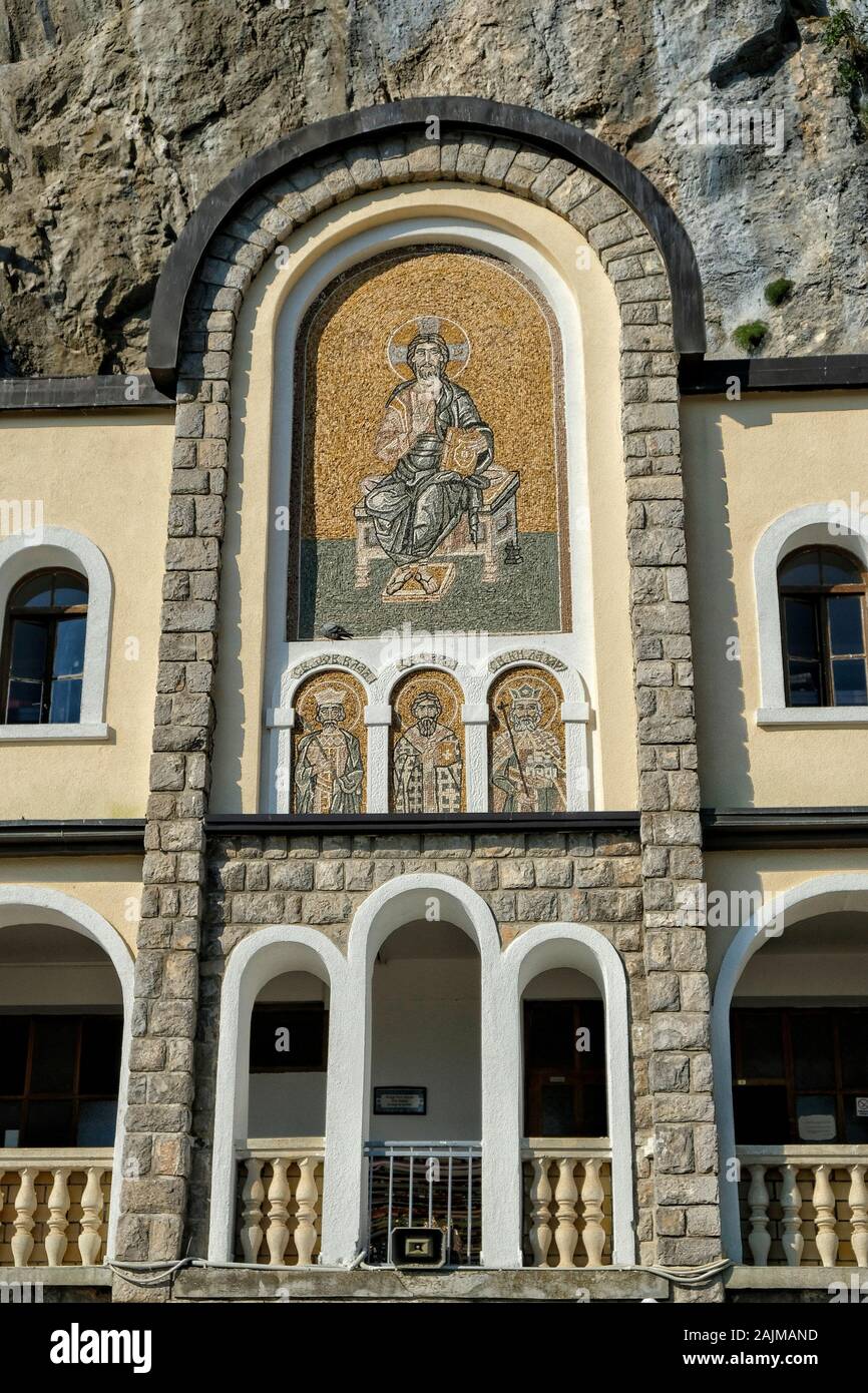 Le monastère d'Ostrog est un monastère de l'Église orthodoxe serbe placé contre un rocher presque vertical d'Ostroska Greda, au Monténégro. Banque D'Images