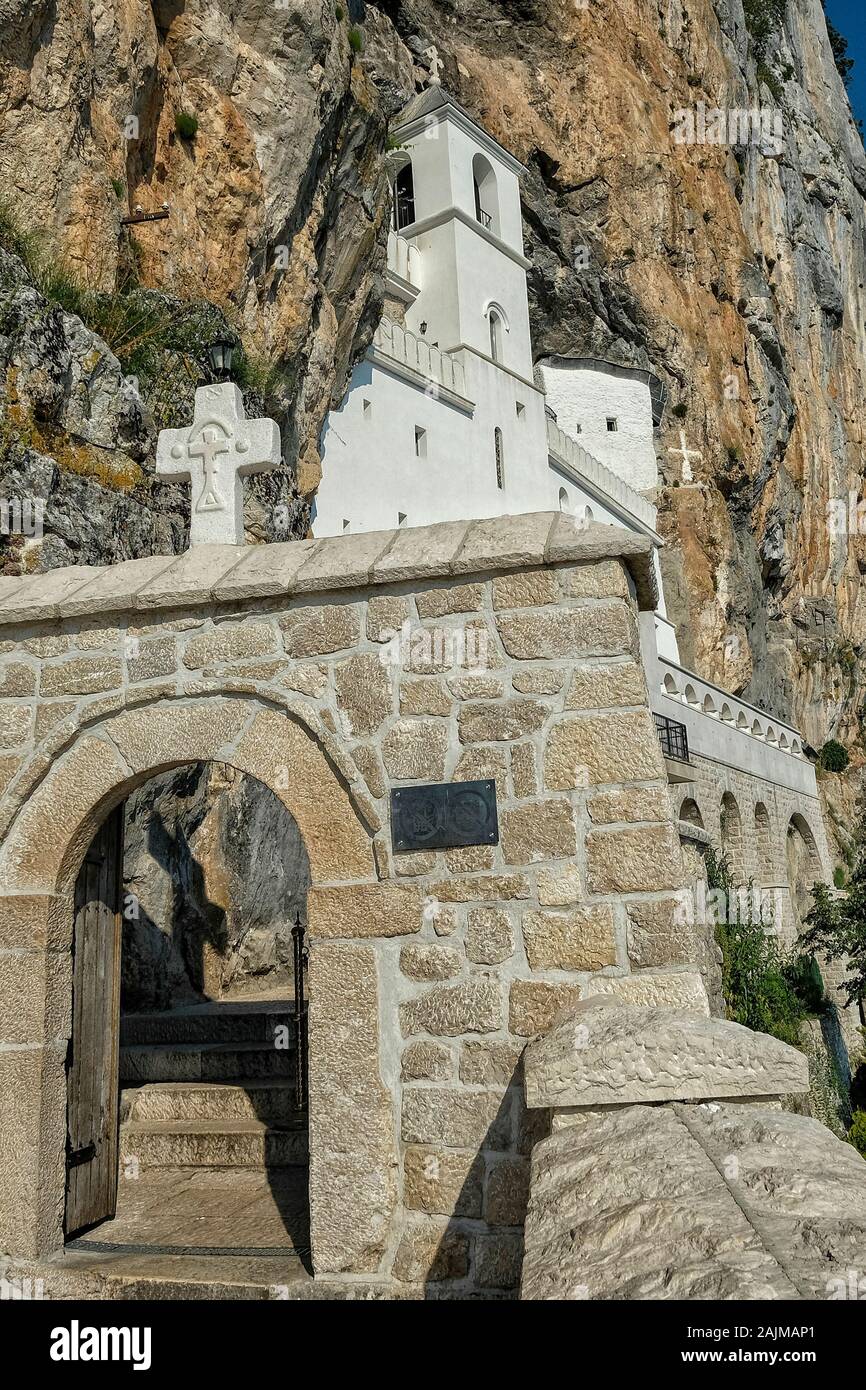 Le monastère d'Ostrog est un monastère de l'Église orthodoxe serbe placé contre un rocher presque vertical d'Ostroska Greda, au Monténégro. Banque D'Images
