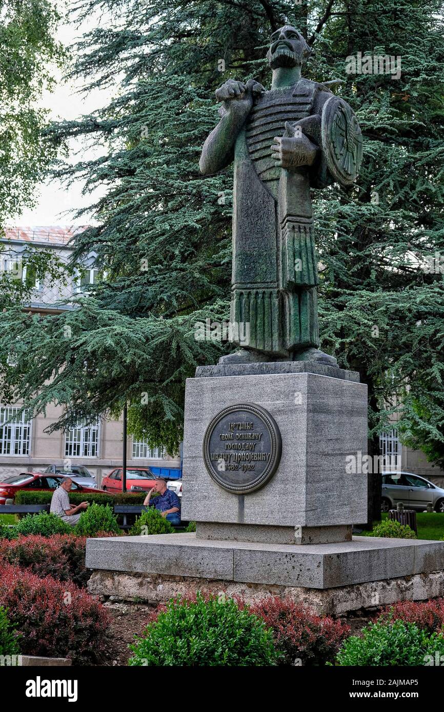Cetinje, Monténégro - juin 2019 : la statue du héros Ivan Crnojevic du Monténégro, sur la place Dvorski le 20 juin 2019 à Cetinje. Banque D'Images