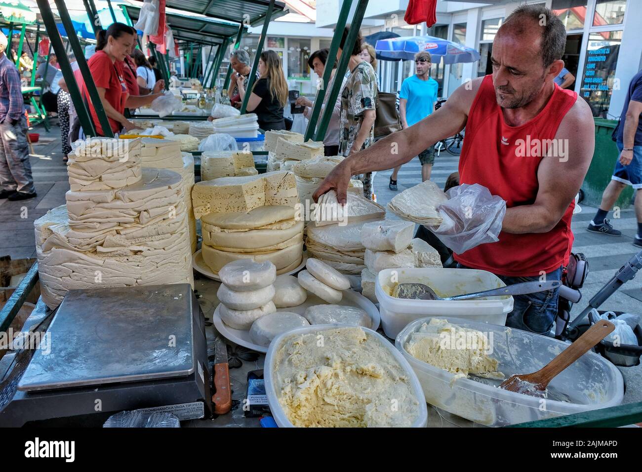 Cetinje, Monténégro - juin 2019 : Les Gens qui achètent du fromage sur le marché de Cetinje le 20 juin 2019 à Cetinje, au Monténégro. Banque D'Images