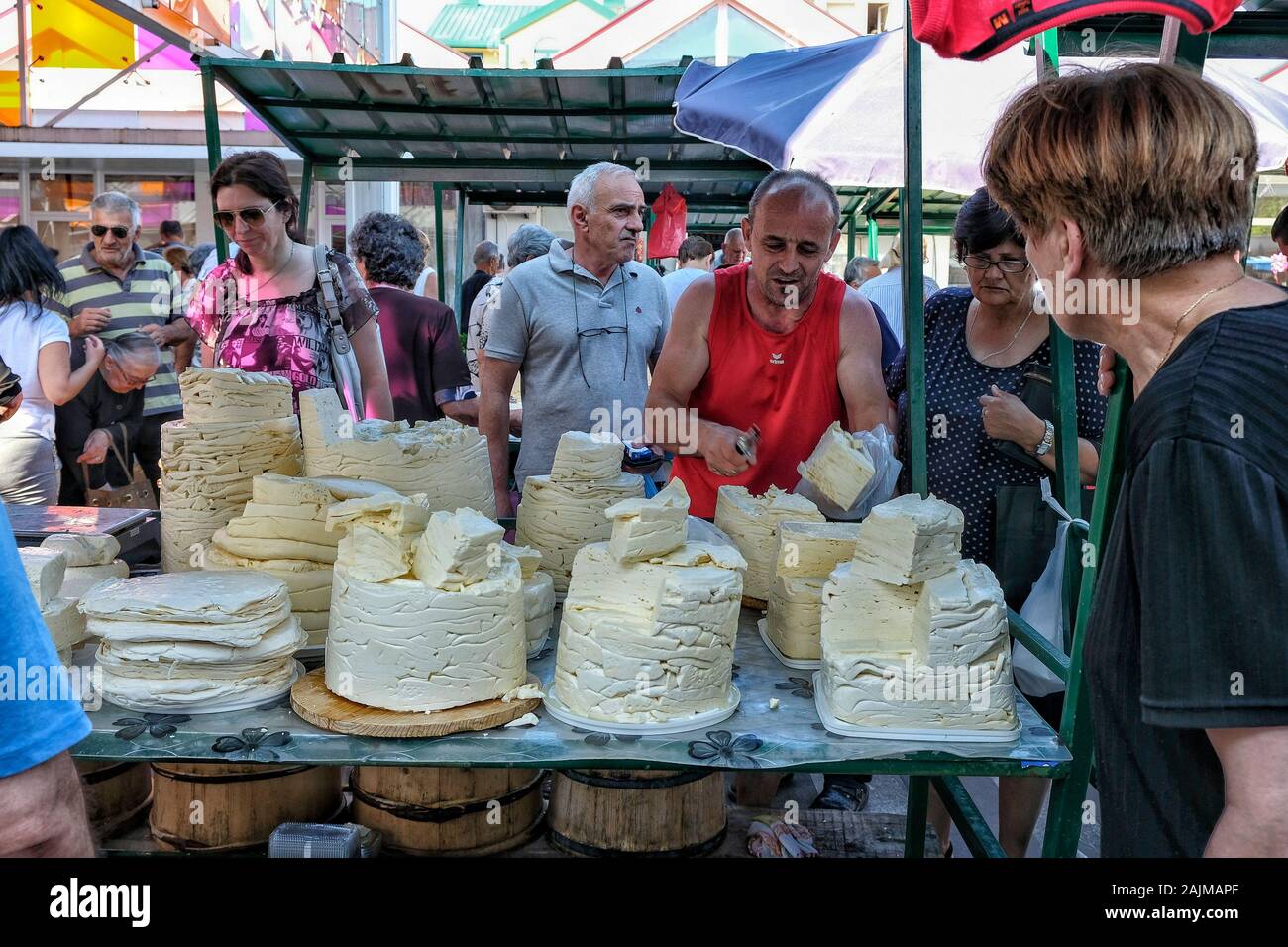 Cetinje, Monténégro - juin 2019 : Les Gens qui achètent du fromage sur le marché de Cetinje le 20 juin 2019 à Cetinje, au Monténégro. Banque D'Images
