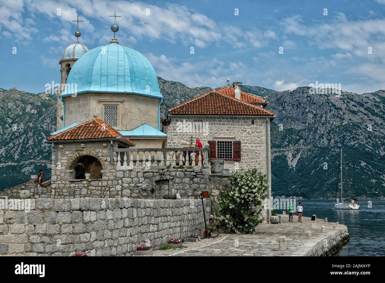 Perast, Monténégro - juin 2019 : touristes dans L'église Notre Dame des Rocks sur une île dans la baie de Kotor le 21 juin 2019 à Perast, Monténégro. Banque D'Images