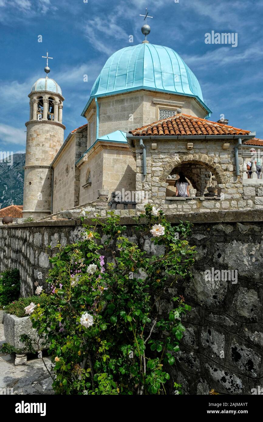Perast, Monténégro - juin 2019 : touristes dans L'église Notre Dame des Rocks sur une île dans la baie de Kotor le 21 juin 2019 à Perast, Monténégro. Banque D'Images