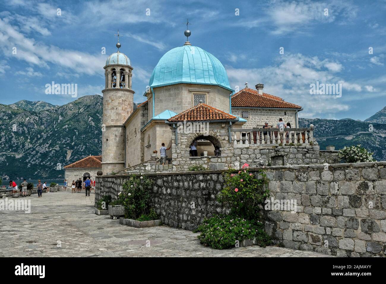 Perast, Monténégro - juin 2019 : touristes dans L'église Notre Dame des Rocks sur une île dans la baie de Kotor le 21 juin 2019 à Perast, Monténégro. Banque D'Images